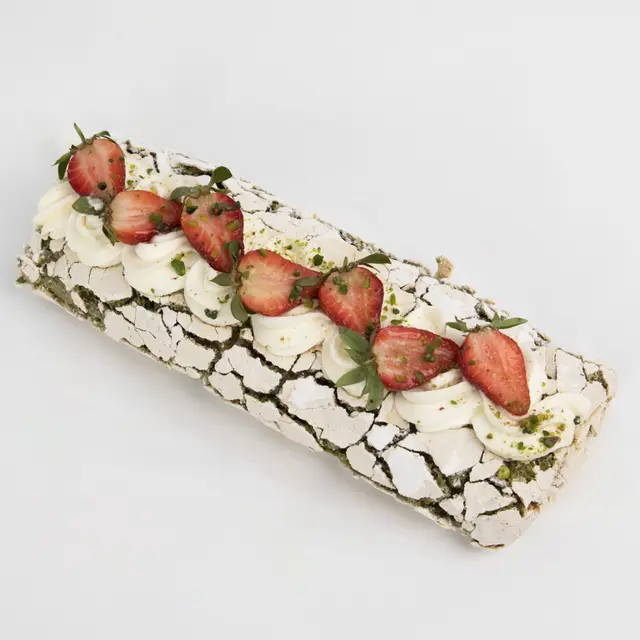 Фисташковый рулет с малиновой начинкой